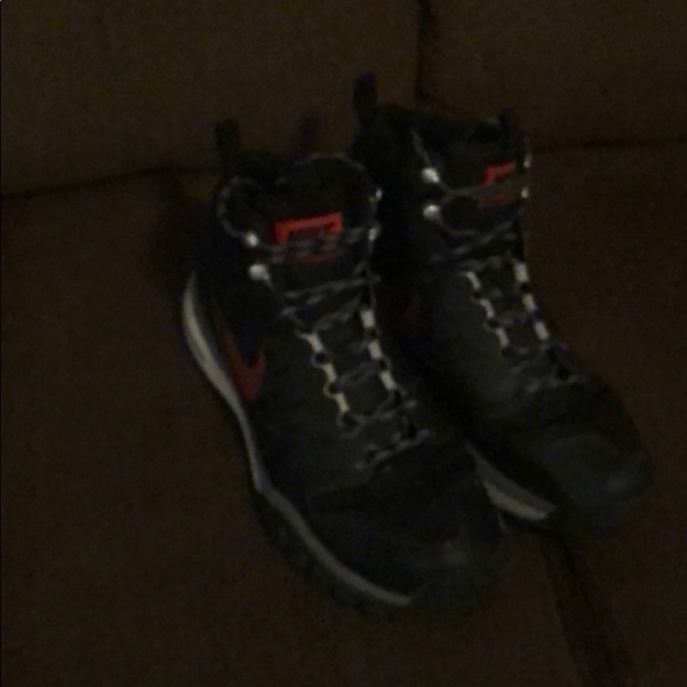 Nike dual fusion hills boots